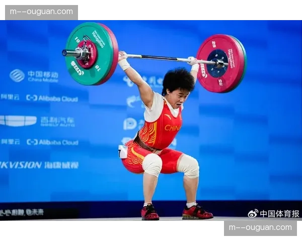 中国选手侯志慧赛后向对手赠送熊猫玩偶，传递友谊